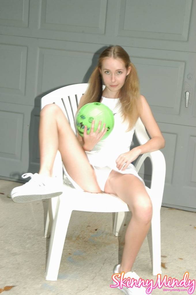 Naked Skinny Mindy, Free Nude Picure of Skinny Mindy